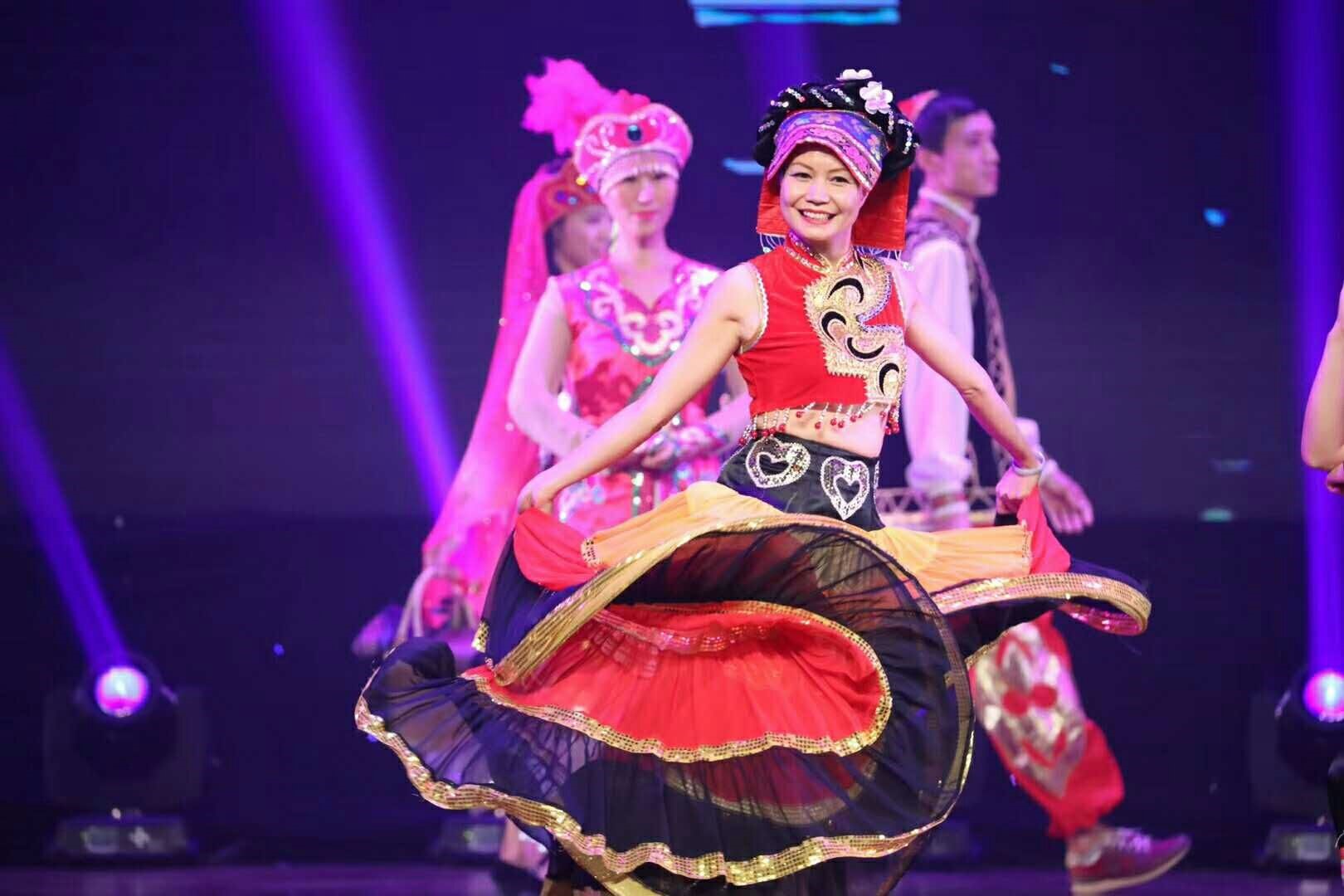 献礼93周年校庆我院 “华夏霓裳——服饰民族志”节目演出圆满成功