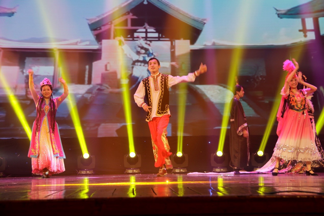 献礼93周年校庆我院 “华夏霓裳——服饰民族志”节目演出圆满成功