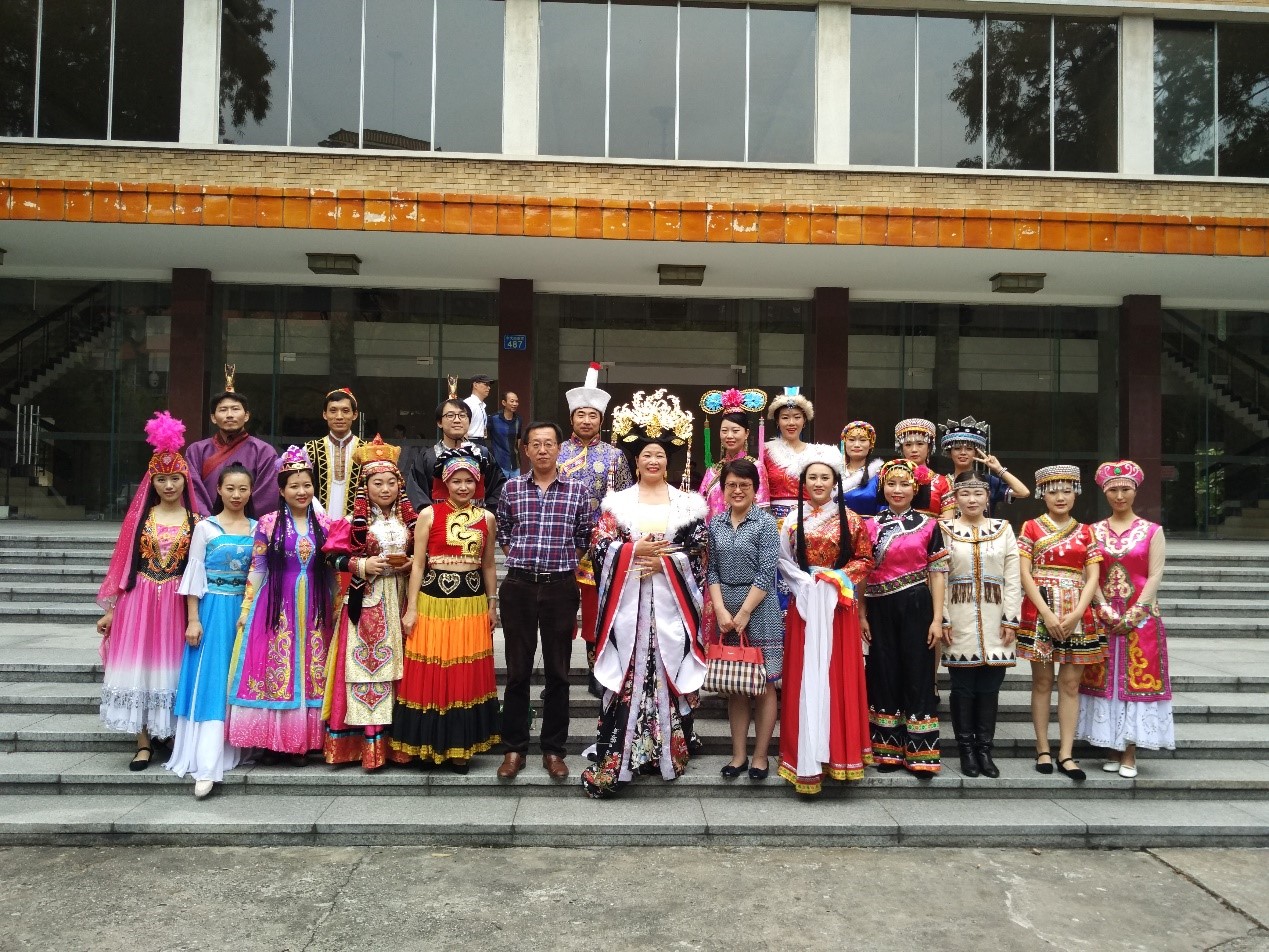 献礼93周年校庆我院 “华夏霓裳——服饰民族志”节目演出圆满成功