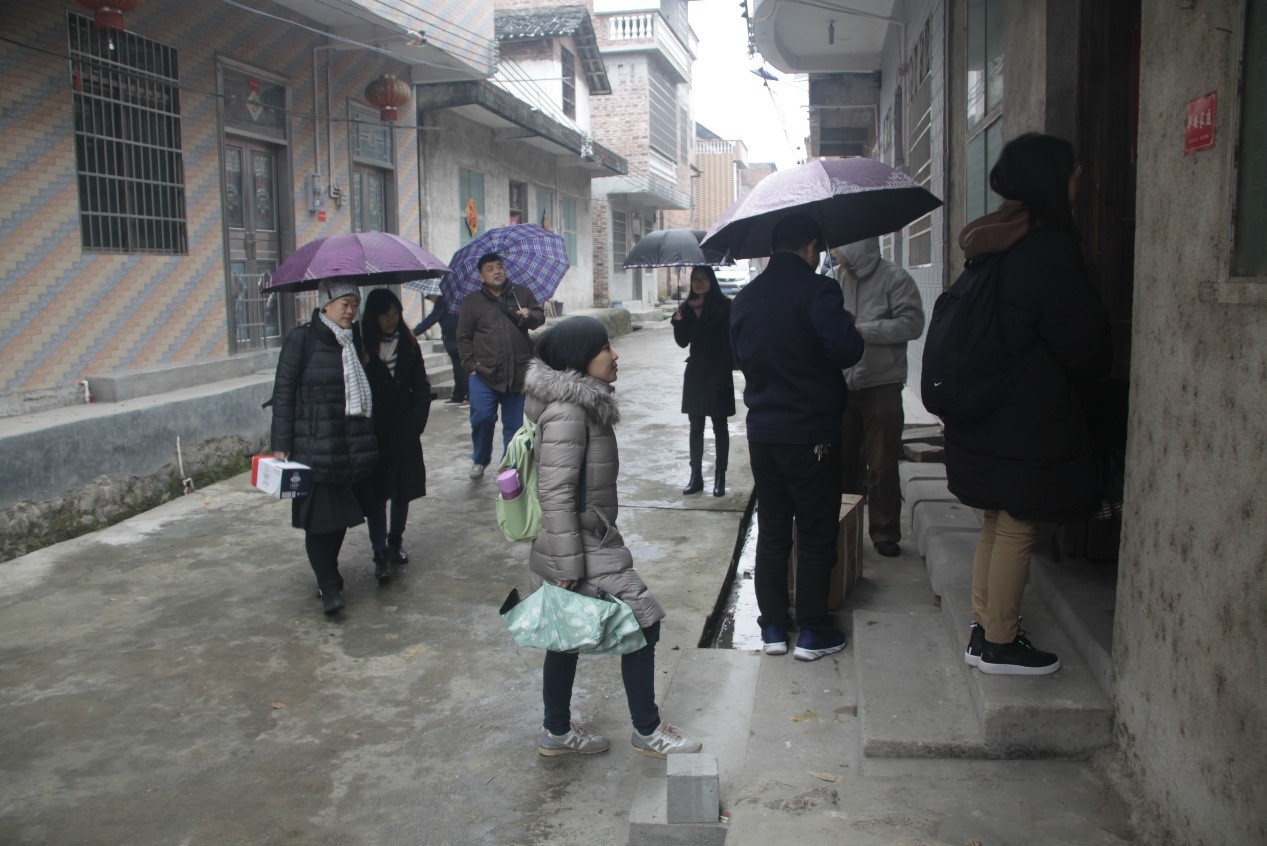 寒风冷雨送温暖 ——yl23455永利集团社会学与人类学学院赴柯木湾村进行扶贫慰问工作