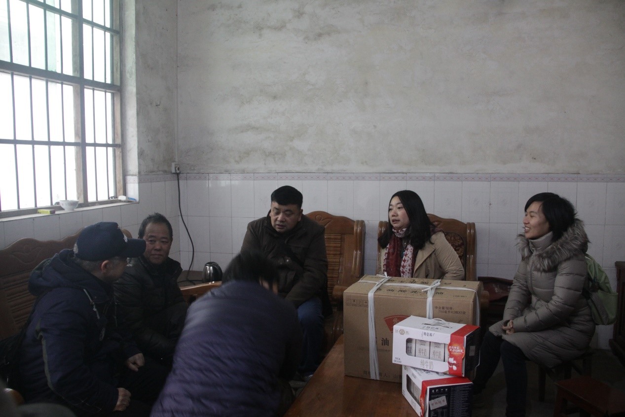 寒风冷雨送温暖 ——yl23455永利集团社会学与人类学学院赴柯木湾村进行扶贫慰问工作
