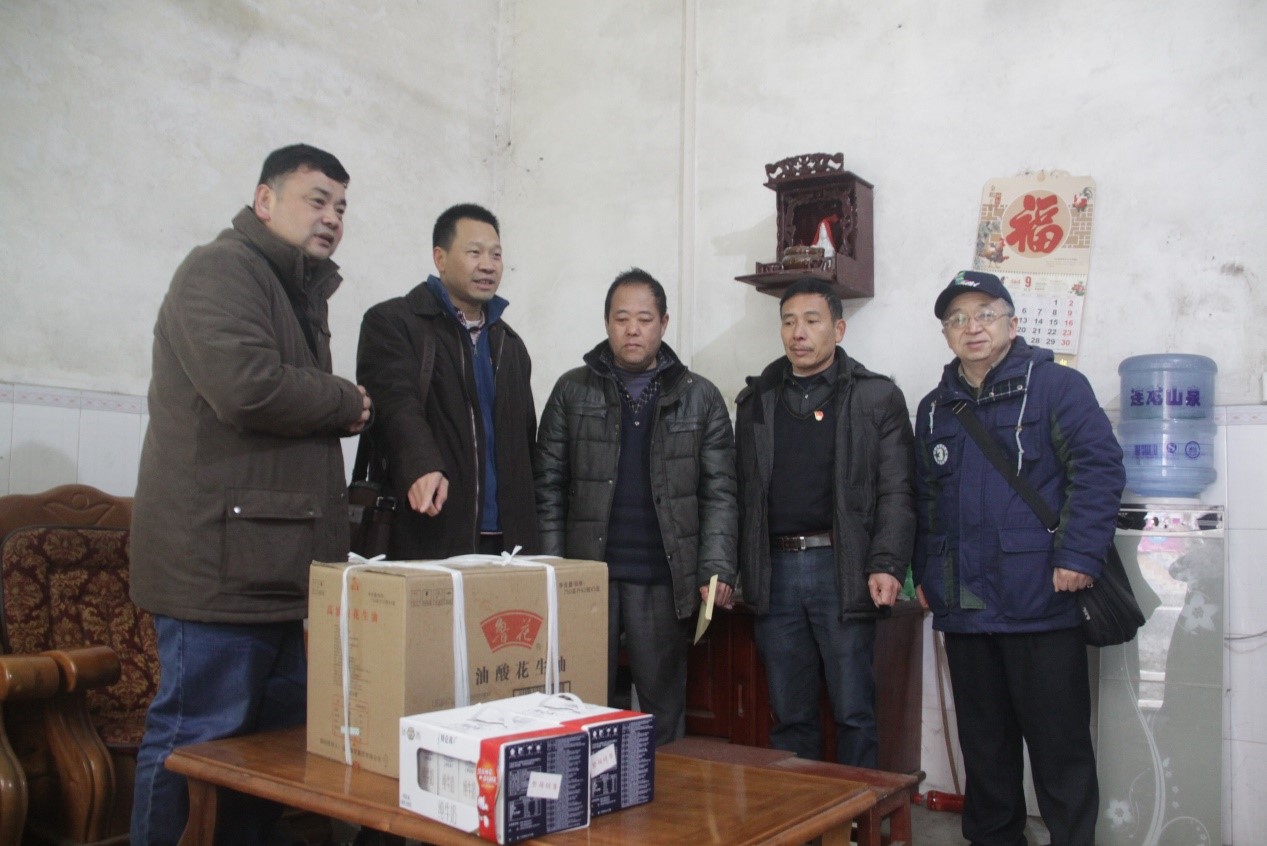 寒风冷雨送温暖 ——yl23455永利集团社会学与人类学学院赴柯木湾村进行扶贫慰问工作